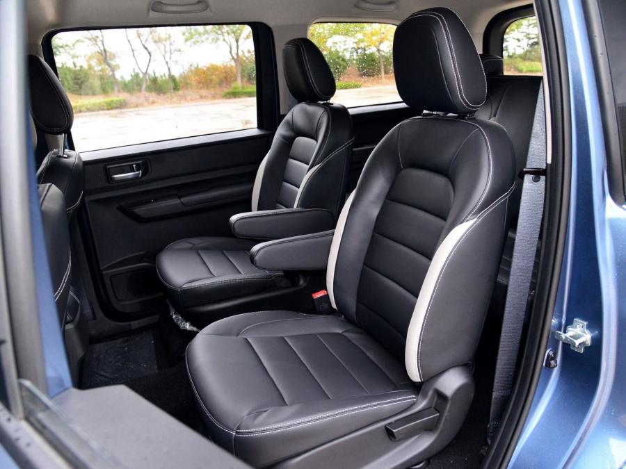 Интерьер WuLing Hongguang Plus 2019 года  (фото 49 из 49)